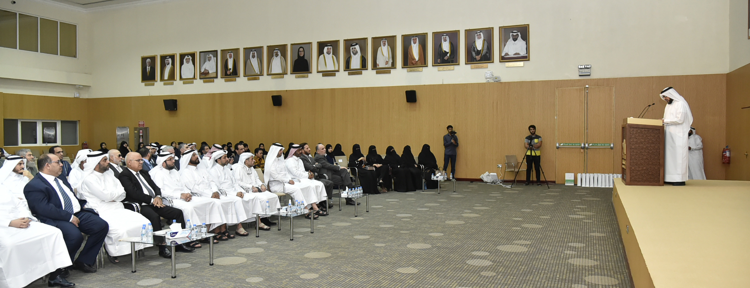 تكريم اللجنة القطرية لتحالف الحضارات في الحفل الختامي لكلية الشريعة والدراسات الاسلامية 