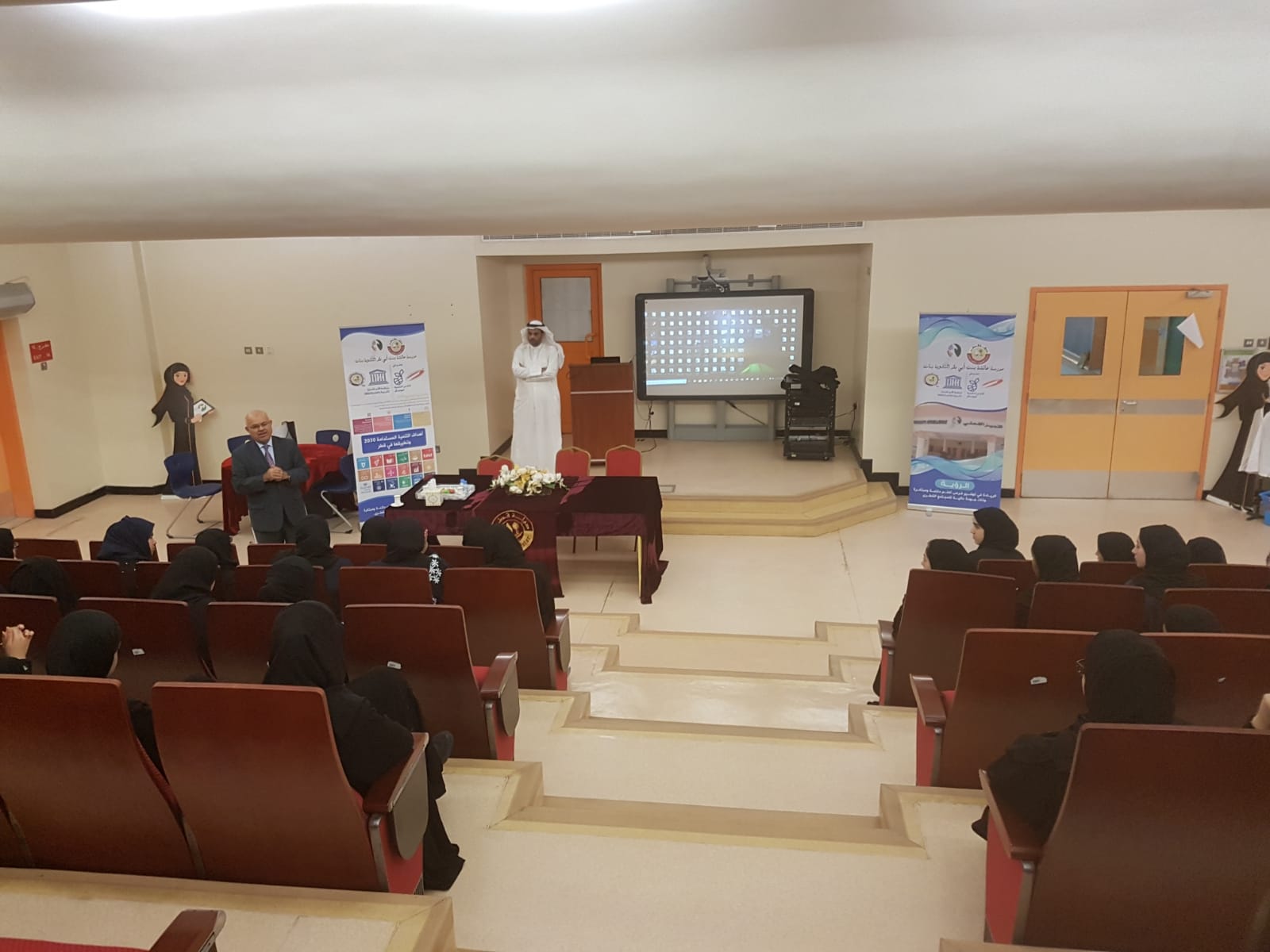 القاء محاضرة في مدرسة عائشة بنت ابي بكر الثانوية للبنات 